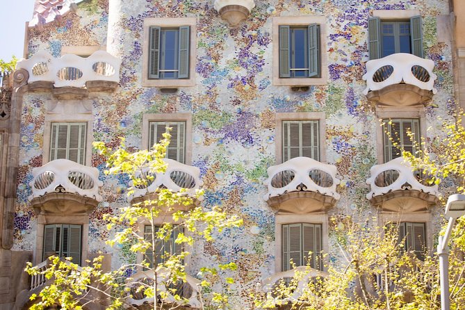 Sagrada Familia and Barcelona Highlights: Private Guided 4-Hour Driving Tour - Montjuïc Mountain: viewpoints that make the drive worth it