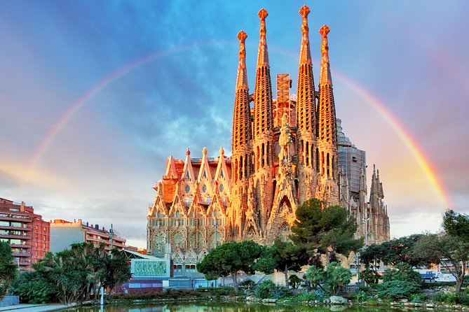 Sagrada Familia and Barcelona Highlights: Private Guided 4-Hour Driving Tour - Gothic Quarter and Las Ramblas: fast orientation with real atmosphere