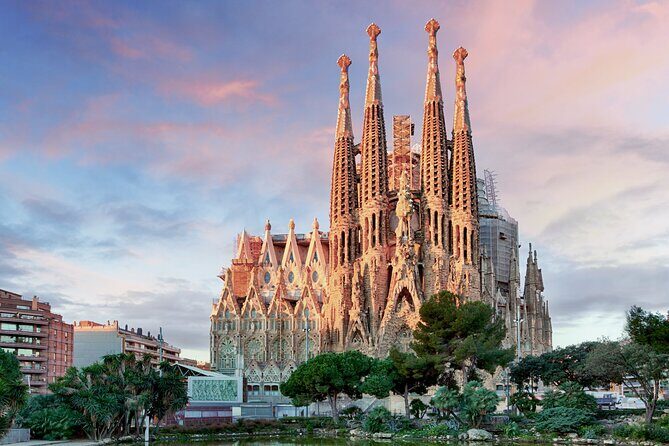 Sagrada Familia Closing Time Tour with Rooftop Views - Small-group pacing: getting answers instead of just collecting photos