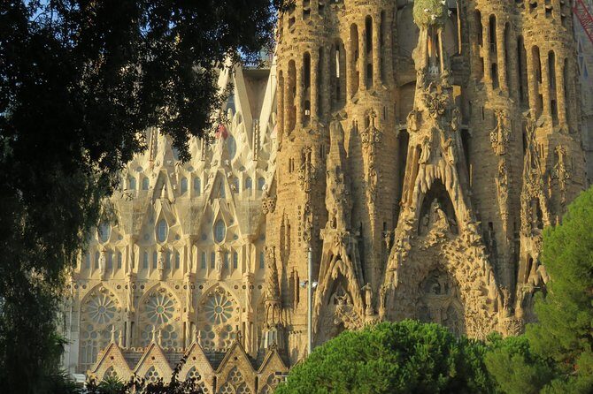 Sagrada Familia Exterior Free Tour: Stories, Secrets & Symbolism - Why a Sagrada Familia exterior tour works so well