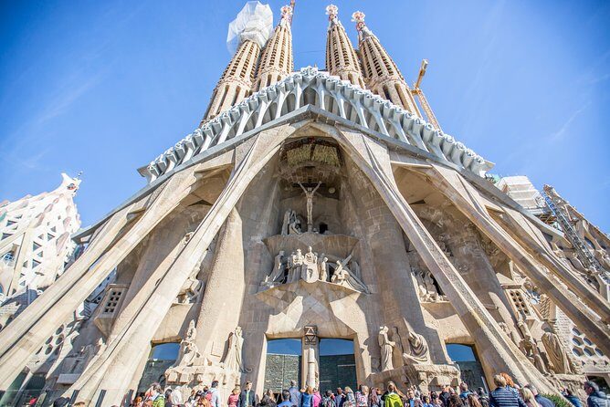 Sagrada Familia Fast Track Guided Tour - Dress Code and Church Rules: The Fast-Track Can Still Stall You