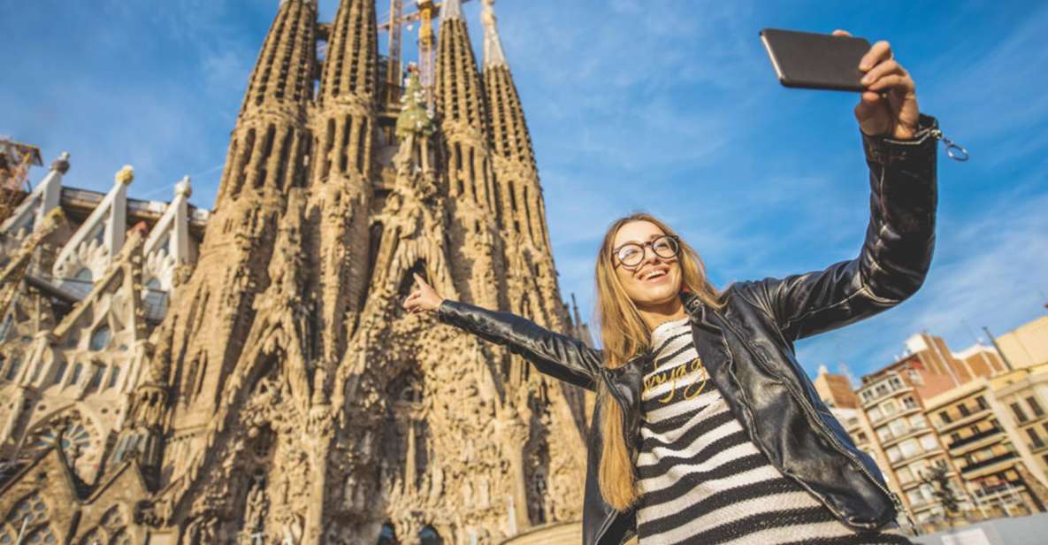 Sagrada Familia & Gaudi Guided Tour Private or Small Groups - Plaça Reial and Palau Güell: the early Gaudí clues