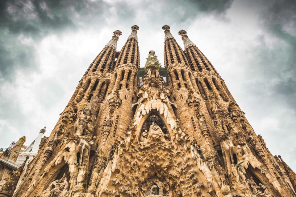 Sagrada Familia & Gaudi Guided Tour Private or Small Groups - Casa Batlló and Casa Milà from the outside (and why that’s still worth it)