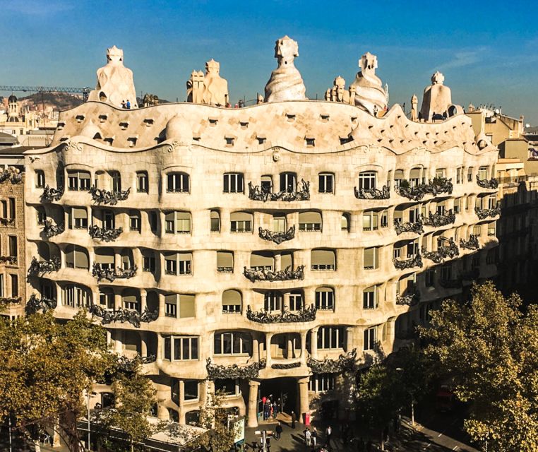 Sagrada Familia & Gaudi Guided Tour Private or Small Groups - The metro transfer to Sagrada Família: built-in time saving