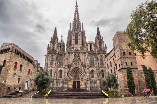 Sagrada Familia & Gothic Quarter Private Tour - Entering Sagrada Familia without the line drama