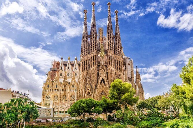 Sagrada Familia: Small Group Tour, hotel pick-up with Fast-Track - Towers and souvenirs: plan around what’s not included