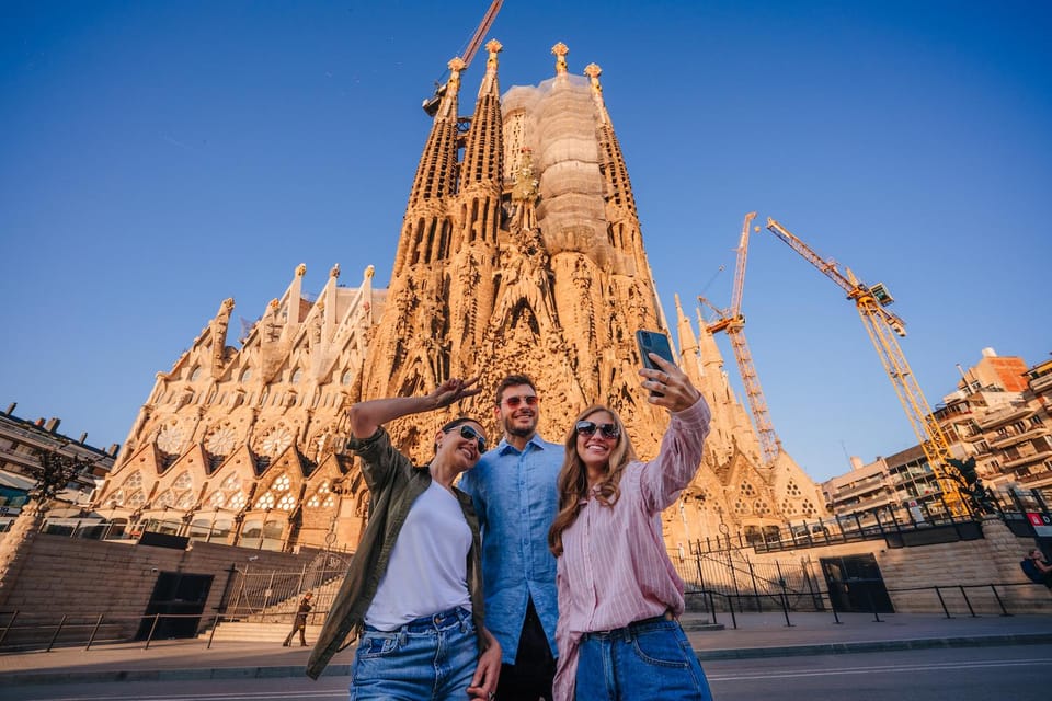 Sagrada Familia with Official Guide & Fast-Track Entry - What the 2–3 hours feels like on the ground