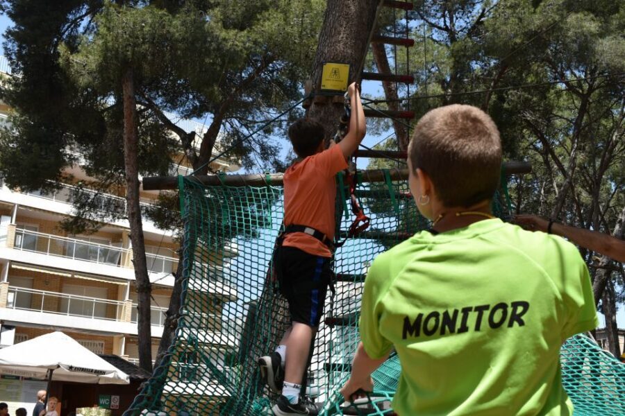 Salou: Bosc Aventura Salou Zip Lining Experience - The blue level: ladders, barrels, nets, and your first 20 m zip line