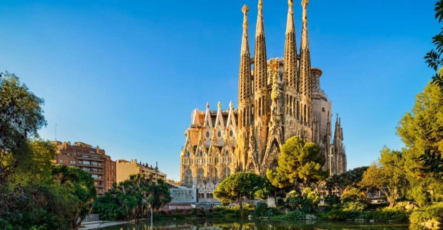 Semi-Private Barcelona Gothic, Parc Guell & Sagrada Familia - Casa Batlló and the key city stops that connect the dots
