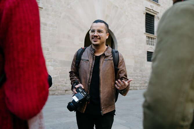 Shine in the Streets of Barcelona: cinematic & candid photos - How candid photos actually happen during your shoot