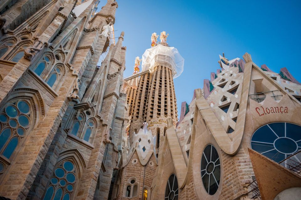 Skip-the-Line Barcelona & Montserrat Tour with Pick-up - Montjuïc: Olympic views plus an easy photo break