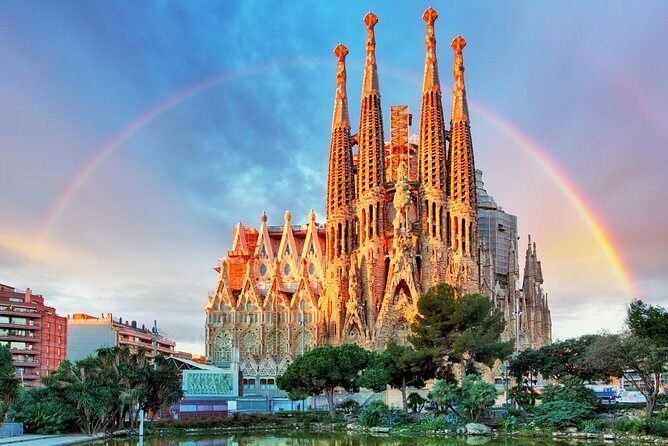 Skip The Line Sagrada Familia Small Group Tour - Meeting near Av. de Gaudí and ending by the basilica doors