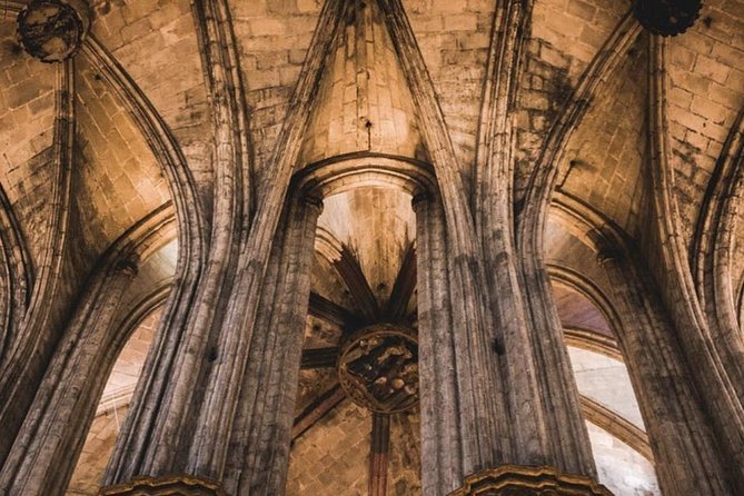 Small Group Barcelona Walking Tour, Flamenco Show & Tapas Dinner - Plaza Catalunya to the Gothic Quarter: Roman clues and medieval streets