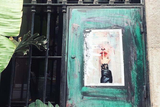 Street Art, Sculptures & Crime Stories Walking Tour – Barcelona - Stop 4: El Born / La Ribera—optical illusions, the staring building, and Santa Caterina