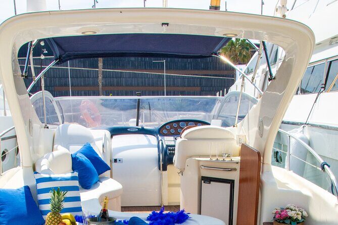 Sunset yacht ride in Barcelona + snacks and drinks - Finding the Meeting Point at Edifici Capitanía