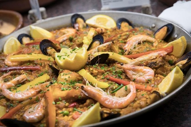 Tablao Flamenco Cordobes on Rambla Barcelona with Dinner Option - The historic venue: Nazarí décor, family tradition, and a small-theater reality
