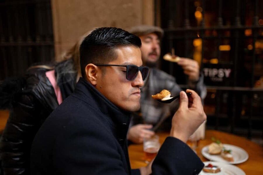 Tapas Food Tour with Dinner in Barcelona - The first guided hour: getting your bearings before the tastings