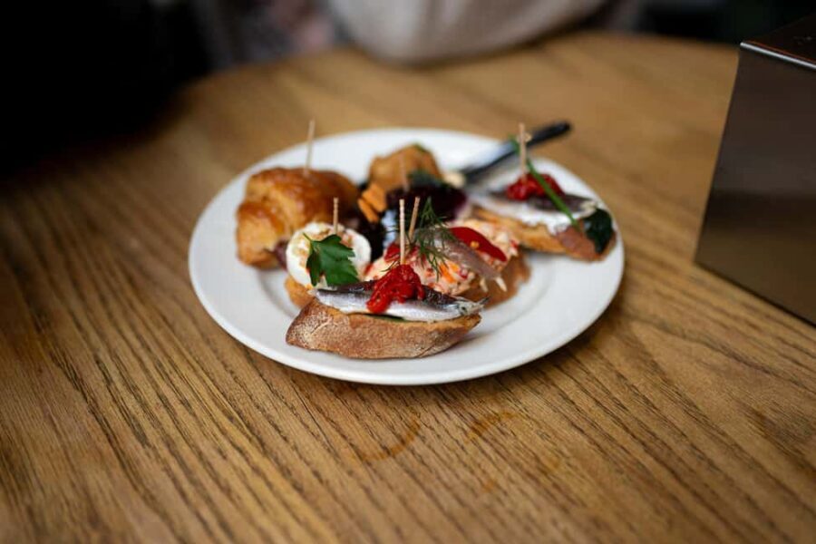 Tapas Food Tour with Dinner in Barcelona - The guide factor: why Jamie, Mariah, and Lindsay keep showing up