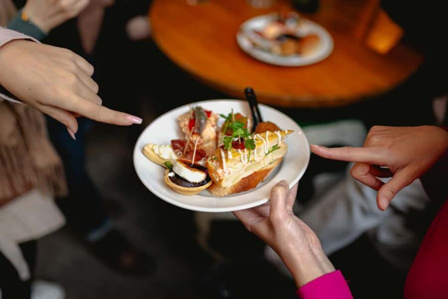 Tapas Food Tour with Dinner in Barcelona - Where you meet and how the night gets going (Correos y Telégrafos)