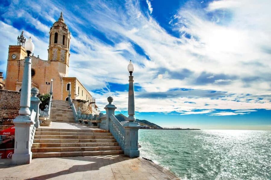 Tour in Sitges ( Bcn): Cultural diversity, tapas and beach - Where Sitges fits on the Catalan coast