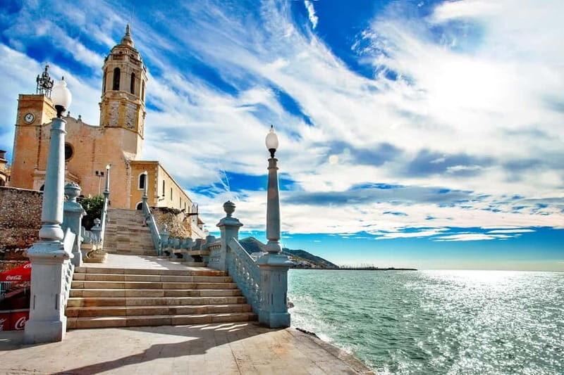 Tour in Sitges ( Bcn): Cultural diversity, tapas and beach - Breakfast at a local cafe: tomato toast and coffee to set the tone
