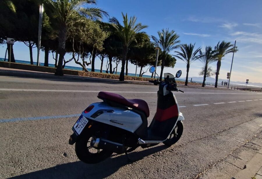 Tour scooter 125 guided Cambrils to red hills 2h with pickup - Freedom on a 125cc scooter from Salou and Cambrils