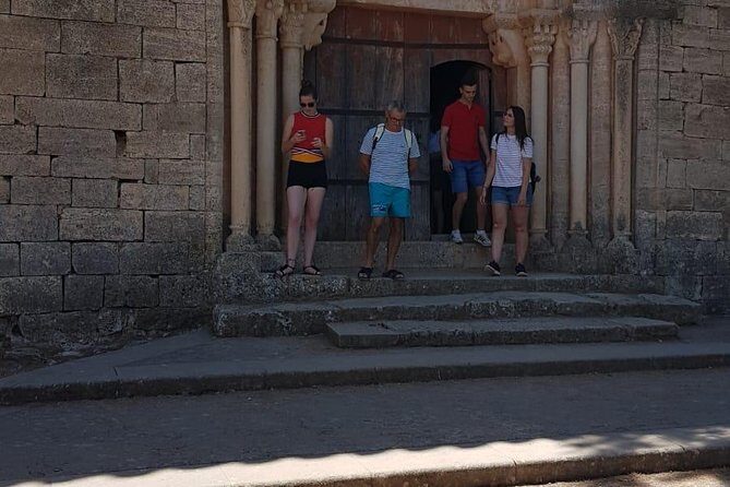 Tour Siurana medieval Village with hotel pickup - The 1-hour hike and lake/reservoir time: the part that makes it feel real