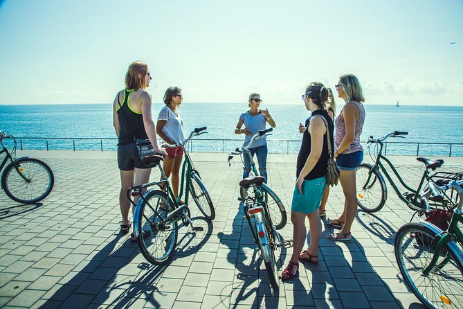 Visite insolite de Barcelone à vélo (en français) - Getting set up: bikes, helmets, and rain ponchos
