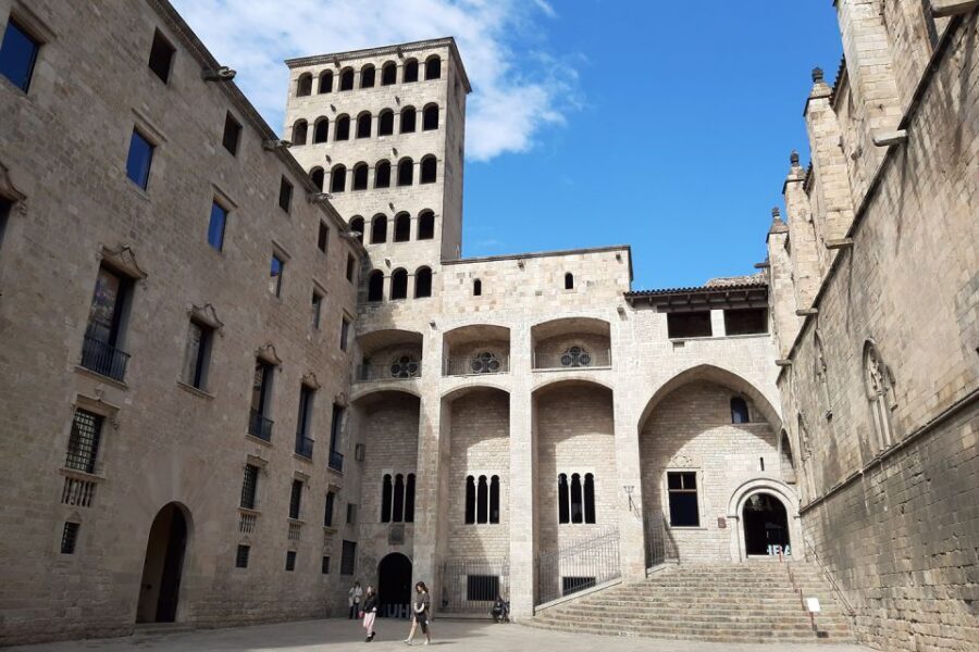 Walking Tour Gothic Quarter and Ramblas+Boat Trip - Getting Oriented Fast in the Gothic Quarter