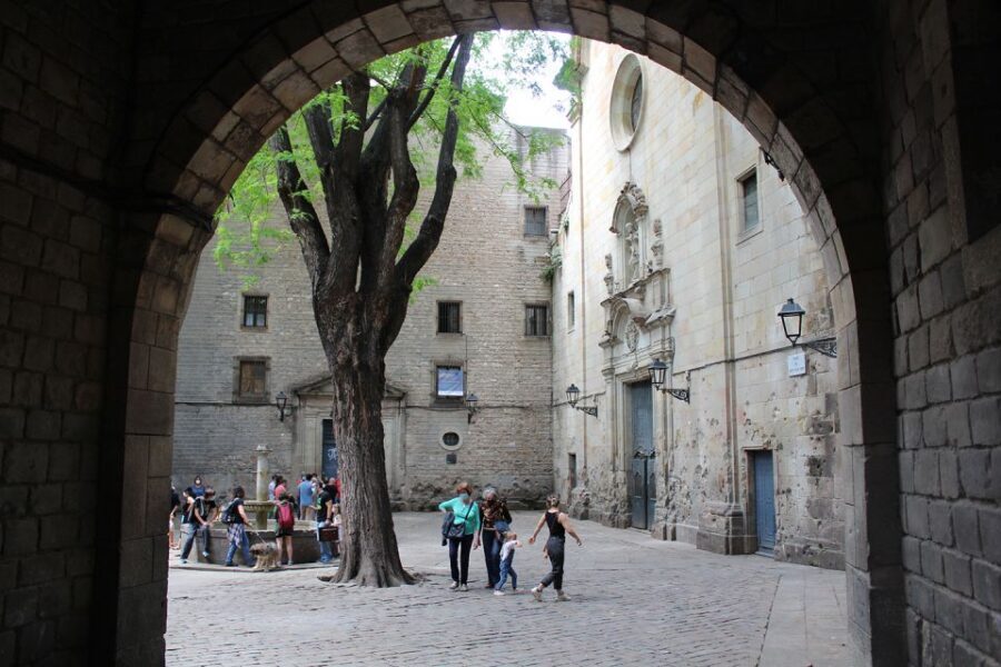Walking Tour Gothic Quarter and Ramblas+Boat Trip - One Hour on the Port: Relaxed Views From Las Golondrinas