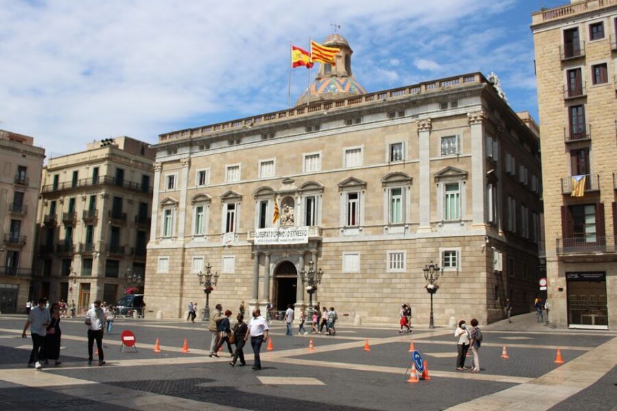 Walking Tour Gothic Quarter and Ramblas+Boat Trip - Plaza Nova to the Cathedral: Roman Roots and Neo-Gothic Face Value