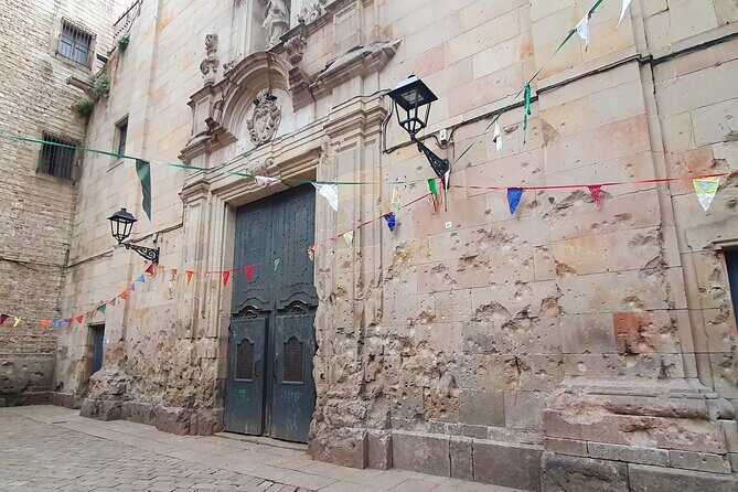 Walking Tour Mysteries and Legends of Barcelona and its Ghosts - Dusk in Ciutat Vella: the setting does half the work
