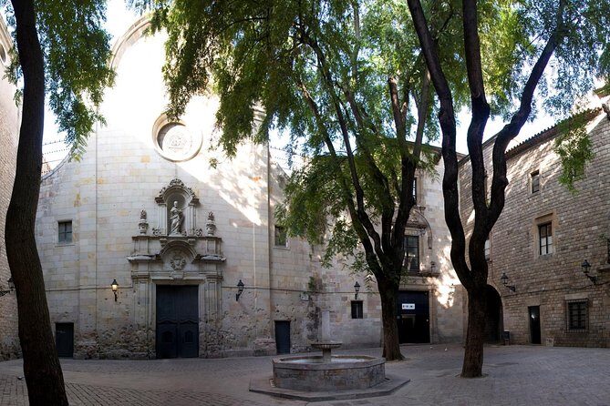 Walking tour of the Gothic Quarter of Barcelona + Cathedral - Plaça del Rei: where medieval Barcelona shows its power