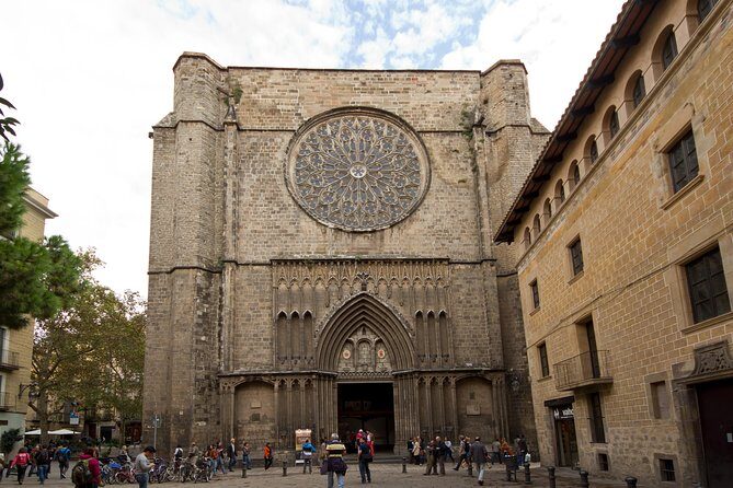 Walking tour of the Gothic Quarter of Barcelona + Cathedral - Barcelona Cathedral: see it as part of a larger whole