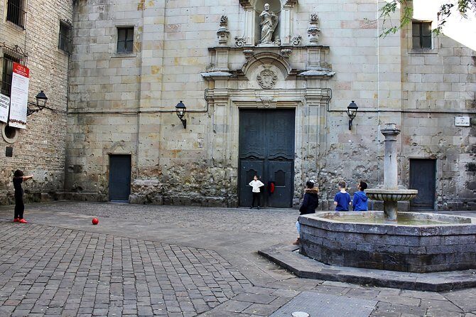 Welcome Tour in Barcelona - Santa Maria del Mar: outside views that still teach you something