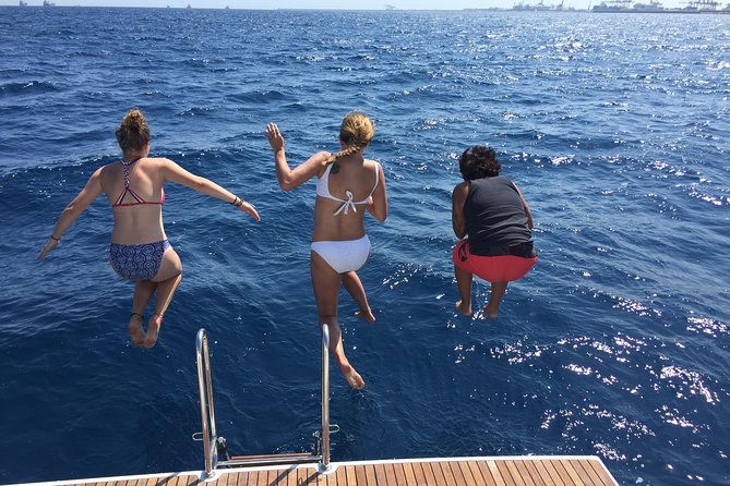 Wonderful 2 Hour Sailing trip including open bar and Pinchos - Taking the helm or just relaxing: how the boat time feels