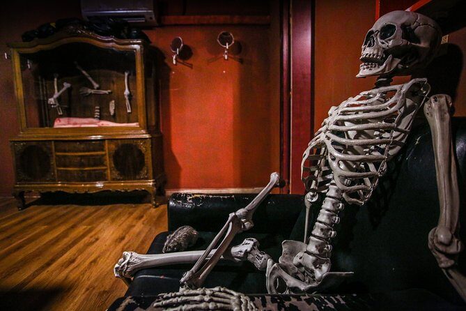 Xcape Room Bcn: Corpse Gallery Escape Room Barcelona - Beverages Included: Small Comforts During a Fast, Intense Hour