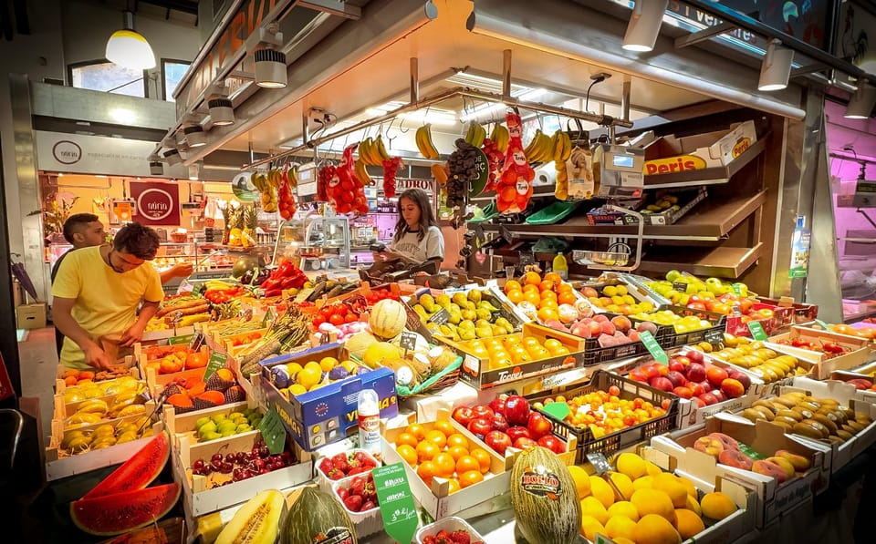 ⭐︎ Barcelona: Paella Maestro Market Tour & Sangria & Tapas - Cooking seafood paella with a chef guiding your hands